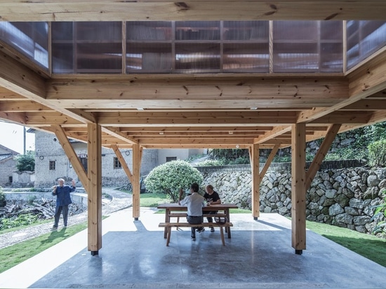 La biblioteca en Liangjiashan se eleva en los zancos para crear un cuadrado cubierto