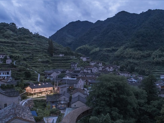 La biblioteca en Liangjiashan se eleva en los zancos para crear un cuadrado cubierto