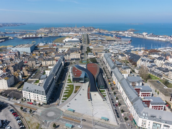 el edificio expresa la franqueza, un gesto inspirado por la proximidad de la costa