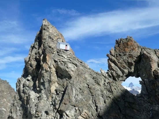 Una vivac se encarama ligeramente en un pico rocoso de las montañas italianas