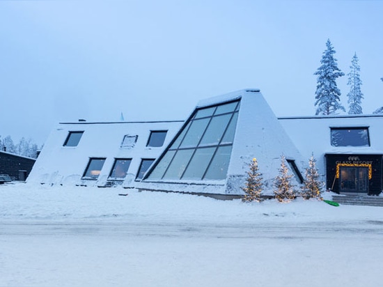 Una colección de cabinas únicas con Windows grande y los dormitorios Lofted fue diseñada para este destino del día de fiesta en Finlandia