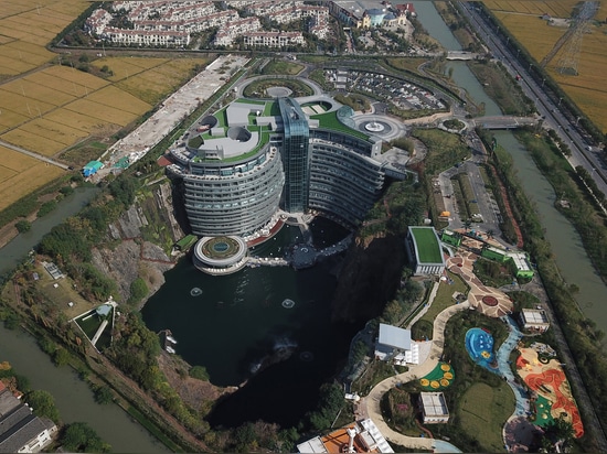 El jade + el QA revela el hotel del “groundscraper” en mina china