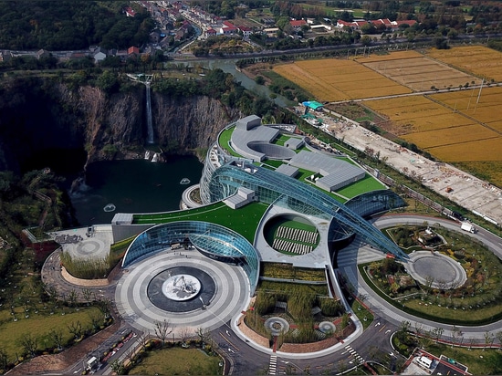 El jade + el QA revela el hotel del “groundscraper” en mina china