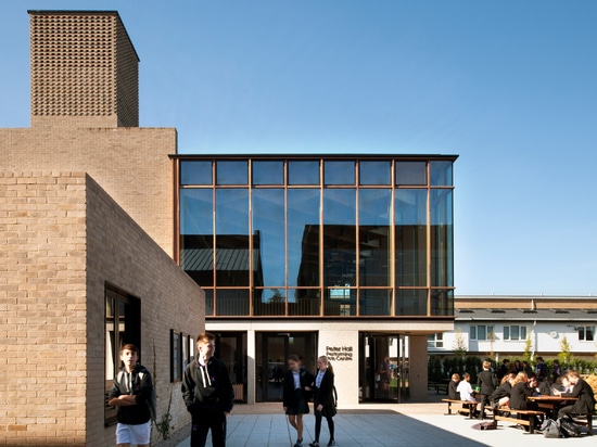 Diseños Peter Hall Performing Arts Centre de Haworth Tompkins con el salón de cristal