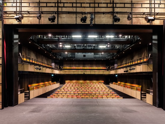 Diseños Peter Hall Performing Arts Centre de Haworth Tompkins con el salón de cristal