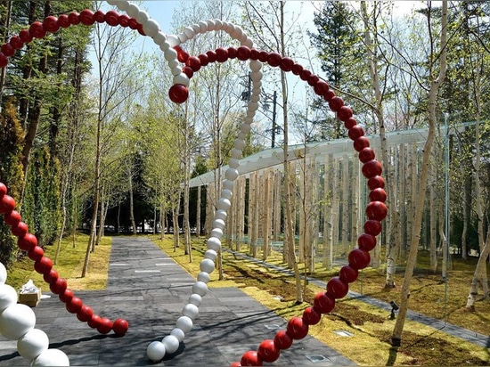 el kuma del kengo combina troncos y el vidrio de árbol para la capilla del musgo del abedul en Japón