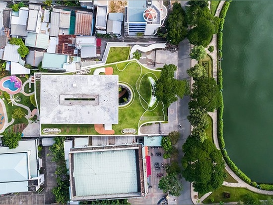 la guardería en Vietnam por el kientruc o ofrece un área de juego ajardinada de la cumbre