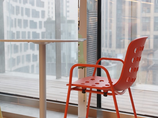 Ta Up Chairs de TOOU, rodeado de la colorida atmósfera del Elle Café de Shanghai.