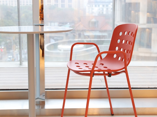 Ta Up Chairs de TOOU, rodeado de la colorida atmósfera del Elle Café de Shanghai.