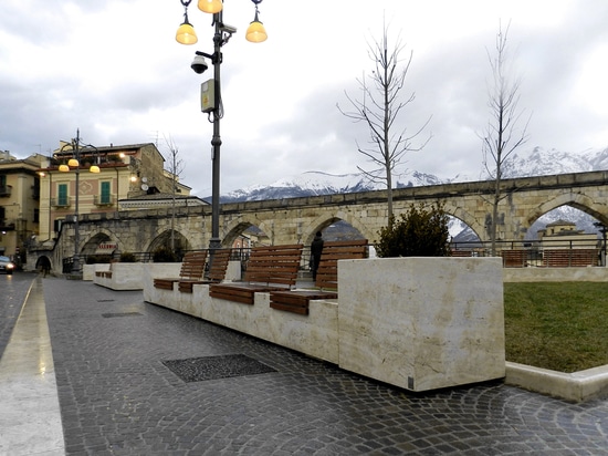 Arredo di Pietra - Jardinera y banco Pontile