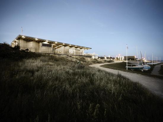 "PROMENADE" DE LA PLAYA DE ESBJERG Y CLUB DE LA NAVEGACIÓN