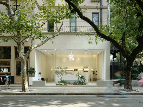 El estudio de arquitectura B.L.U.E. diseña esta mínima cafetería con fachada de cristal en Shanghai