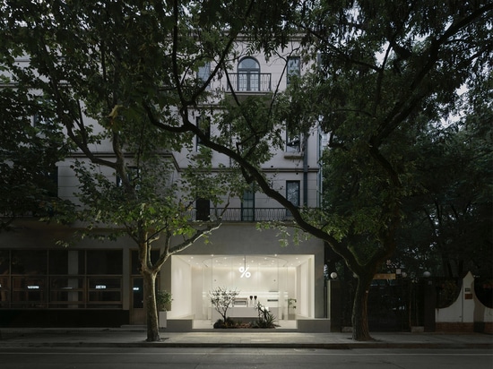 El estudio de arquitectura B.L.U.E. diseña esta mínima cafetería con fachada de cristal en Shanghai