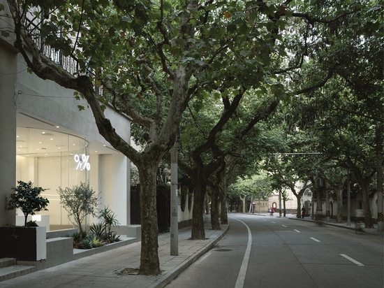 El estudio de arquitectura B.L.U.E. diseña esta mínima cafetería con fachada de cristal en Shanghai