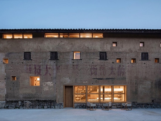 El Atelier Tao+C convierte un antiguo edificio en un hotel de cápsulas con paneles de policarbonato corrugado en China