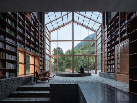 El Atelier Tao+C convierte un antiguo edificio en un hotel de cápsulas con paneles de policarbonato corrugado en China