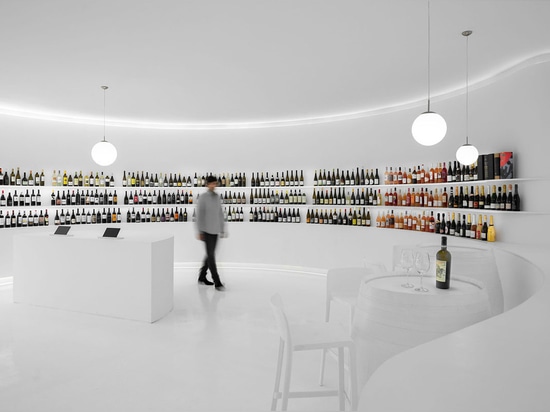 Porto Architects diseña un interior totalmente blanco para una tienda de vinos en Portugal