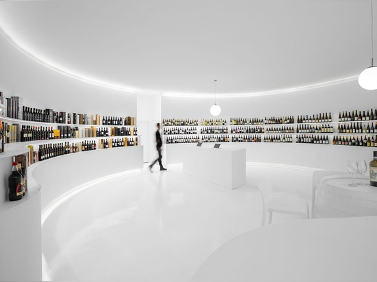 Porto Architects diseña un interior totalmente blanco para una tienda de vinos en Portugal