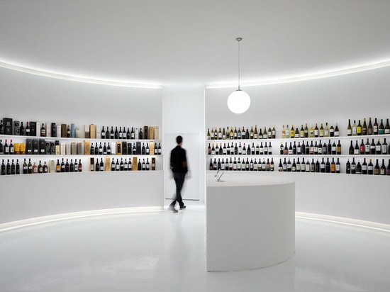 Porto Architects diseña un interior totalmente blanco para una tienda de vinos en Portugal