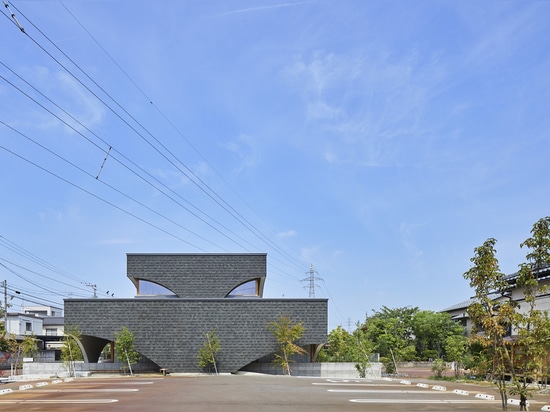 Una clínica dental y una guardería están escondidas bajo los arcos en Japón por los arquitectos Takeru Shoji