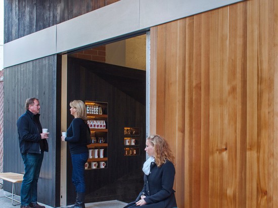 Este café en San Francisco tiene un interior cubierto en madera chamuscada