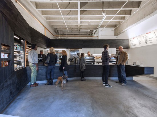 Este café en San Francisco tiene un interior cubierto en madera chamuscada