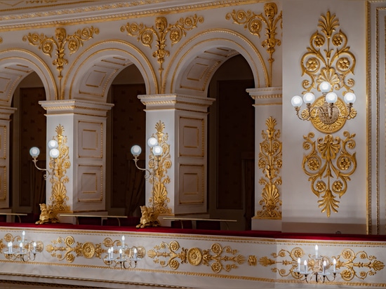 Lámparas de pared y grandes lámparas clásicas de araña hechas a mano Teatro Galli de Rimini