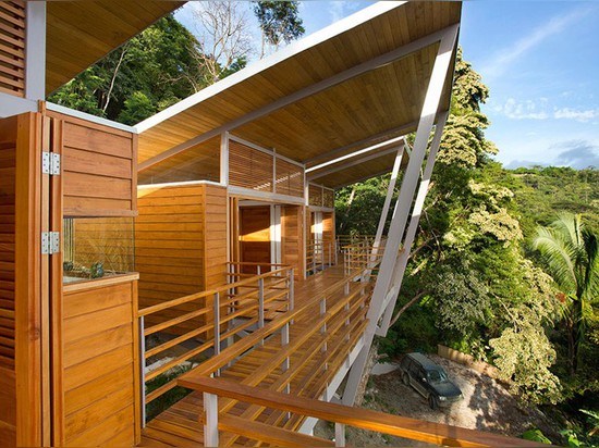 Un arquitecto diseñó la casa de vacaciones que pasa por alto la selva de Rican de la costa