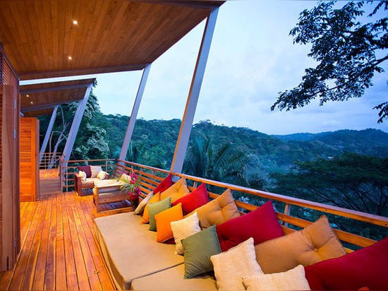 Un arquitecto diseñó la casa de vacaciones que pasa por alto la selva de Rican de la costa