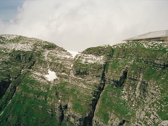 Chäserrugg es el easternmost de los siete picos que abarcan el macizo de Churfirsten de Suiza leen más en el http://www.wallpaper.com/architecture/on-the-summit-herzog-de-meuron-complete-mountain-t...