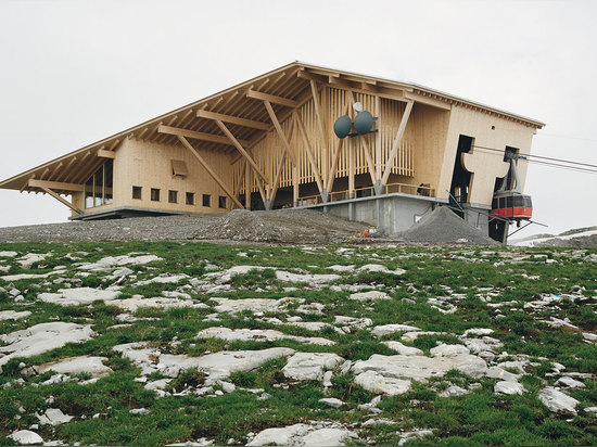 La fachada de madera de la estructura fue elegida para “desarrolla una lengua y la materialidad que se adapta a la región de Toggenburg” leyó más en el http://www.wallpaper.com/architecture/on-the-...