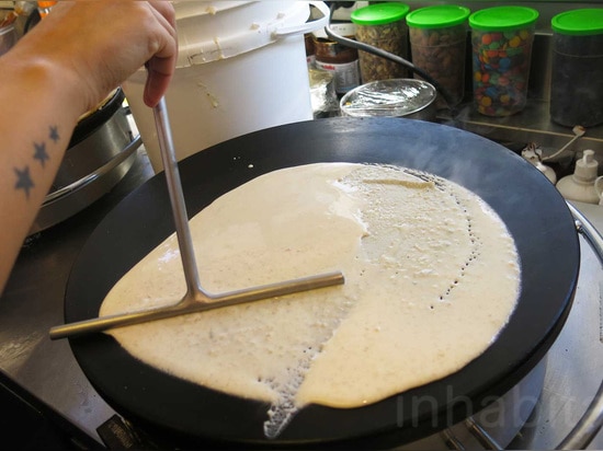 El Crepe urbano es una parada floreciente del alimento de Buenos Aires en un contenedor repurposed