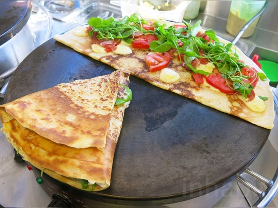 El Crepe urbano es una parada floreciente del alimento de Buenos Aires en un contenedor repurposed