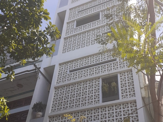 Los bloques de cemento de los vietnamitas con ventilación natural, rompen el diseño de las casas de la calle.