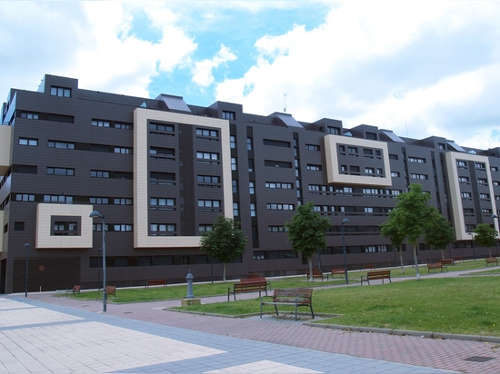 Fachada ventilada cerámica en complejo residencial "Camino de la Plata"