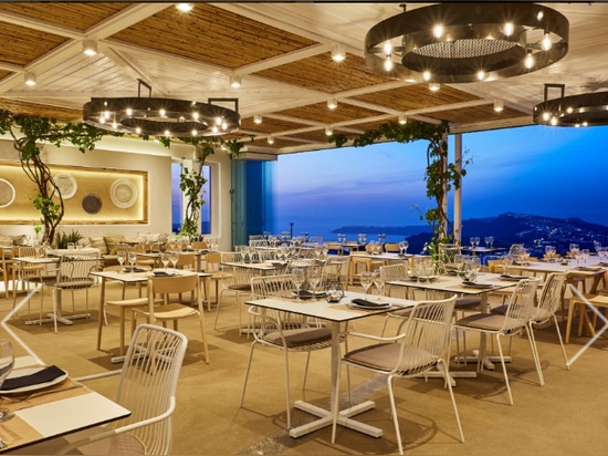 Restaurante en la isla de Santorini - Grecia