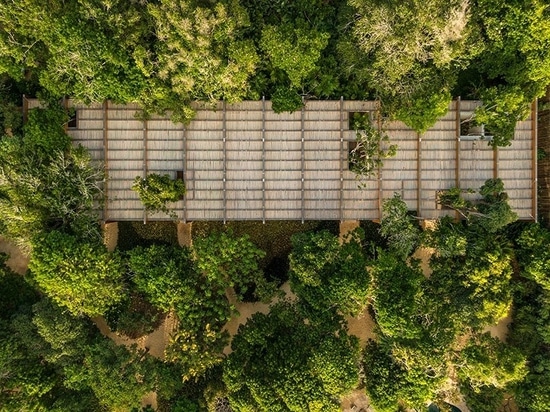 El estudio MK27 esconde una "casa de arena" dentro de la costa tropical del noreste de Brasil