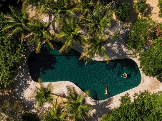 El estudio MK27 esconde una "casa de arena" dentro de la costa tropical del noreste de Brasil