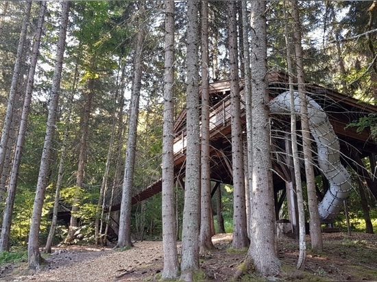 Cabane du Ruisseau, la casa del árbol perfecta para familias con niños. Diseñada y construida por Nicolas Boisrame, fundador de Entre Terre et Ciel.