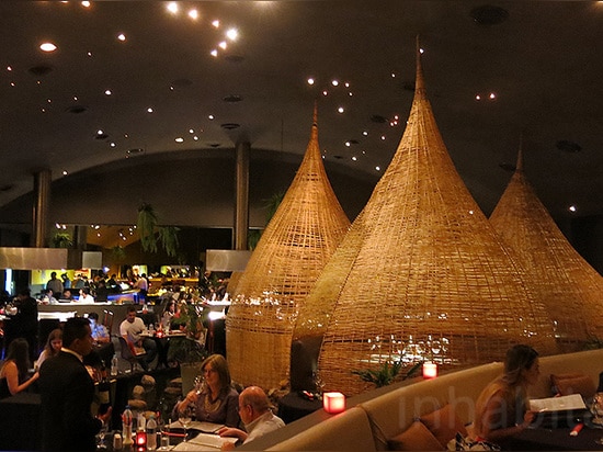 El homenaje más grande del restaurante a regar viene en la forma de tres “gotas gigantes” en el corazón del cuarto dinning.