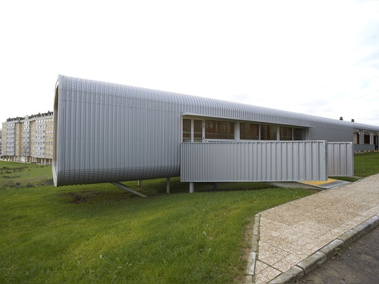 El todo el proceso tardó solamente 90 días--la fabricación de los módulos tardó 45 días y la otra mitad estuvo pasada que construía el edificio en sitio. Lea más: ¿La cantina tubular de la escuela ...