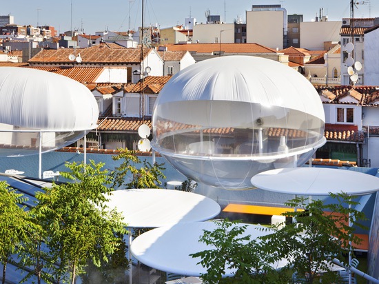 Oasis-como la instalación mímico procesos en los paisajes naturales agua-ricos y sombreados, que pueden disipar el hasta 70% de radiación solar. Lea más: ¿Las vainas de la nube del tejado refrescan...