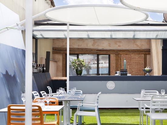 El observatorio de las nubes fue construido encima de la terraza del tejado de la decoración de las casas, de un espacio entretenido al aire libre con una barra, del asiento movible, del césped art...