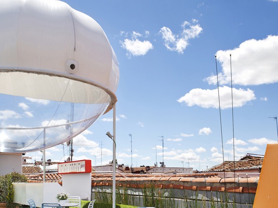 Las tres vainas inflables esféricas se construyen de cubrir plástico ligero. Lea más: ¿Las vainas de la nube del tejado refrescan naturalmente el paisaje con la energía del observatorio de la nube ...