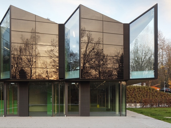 ¿El edificio? el sobre de s es revestido en las ventanas esmaltadas reflexivas, que proporcionan la iluminación natural adentro, y refleja el bosque verde afuera. La madera y la madera contrachapad...