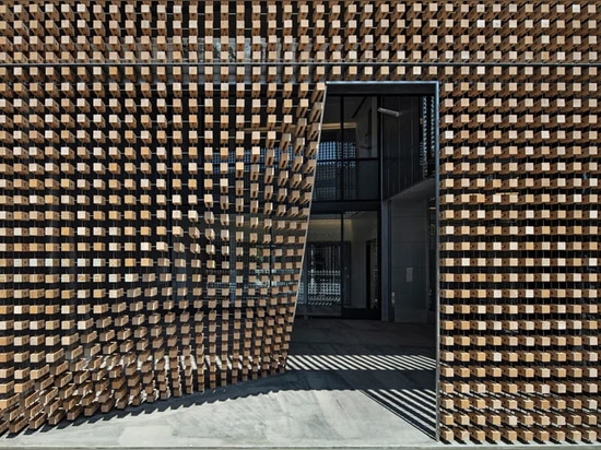 Tsukagoshi Miyashita Sekkei coloca bloques de madera en la fachada de la "cortina de madera" en Tokio