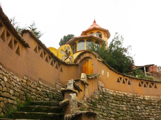 Se abrió hace 8 años y tiene un total de 21 cuartos y 8 abrigos privados. Lea más: ¿El hotel hermoso del adobe en Bolivia pertenece en los Olas Bolivia de Las de la comodidad del cuento de hadas de...