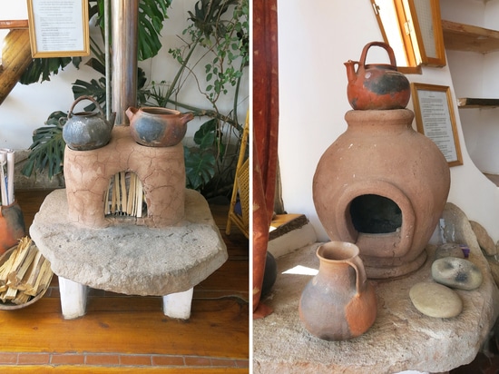 Las hornillas de madera del fango lindo en la sala de estar calientan el cuarto cuando las temperaturas caen.