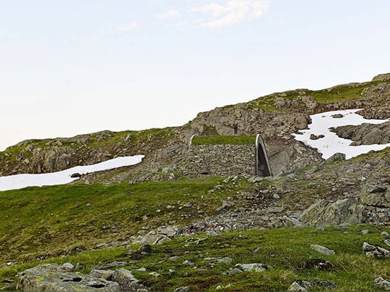 Su diseño humilde, curvaceous integra en el paisaje que causa huella mínima a sus alrededores prístinos.