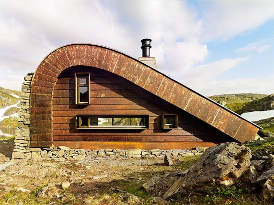 Midiendo 376 pies cuadrados, la cabina ofrece dos fachadas de madera opuestas con las ventanas rectangulares que enmarcan el paisaje y lo traen en luz natural.